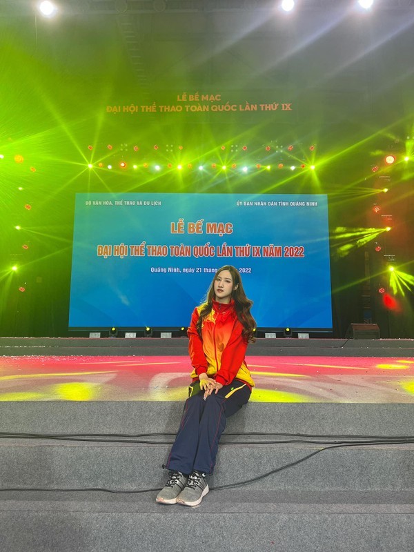 Video: 'Hot girl nhảy cầu' Việt Nam gây sốt với điệu nhảy bắt trend 2 Video: 'Hot girl nhảy cầu' Việt Nam gây sốt với điệu nhảy bắt trend 2