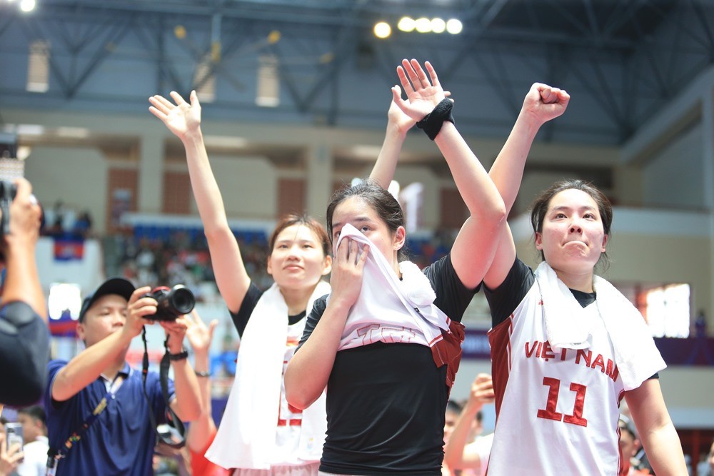 Màn ăn mừng đầy cảm xúc của 4 VĐV bóng rổ nữ 3x3 sau kỳ tích lịch sử tại SEA Games 32 13 Màn ăn mừng đầy cảm xúc của 4 VĐV bóng rổ nữ 3x3 sau kỳ tích lịch sử tại SEA Games 32 13