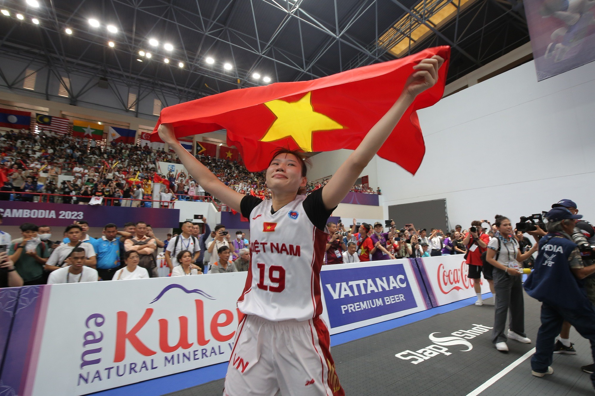 Màn ăn mừng đầy cảm xúc của 4 VĐV bóng rổ nữ 3x3 sau kỳ tích lịch sử tại SEA Games 32 3 Màn ăn mừng đầy cảm xúc của 4 VĐV bóng rổ nữ 3x3 sau kỳ tích lịch sử tại SEA Games 32 3