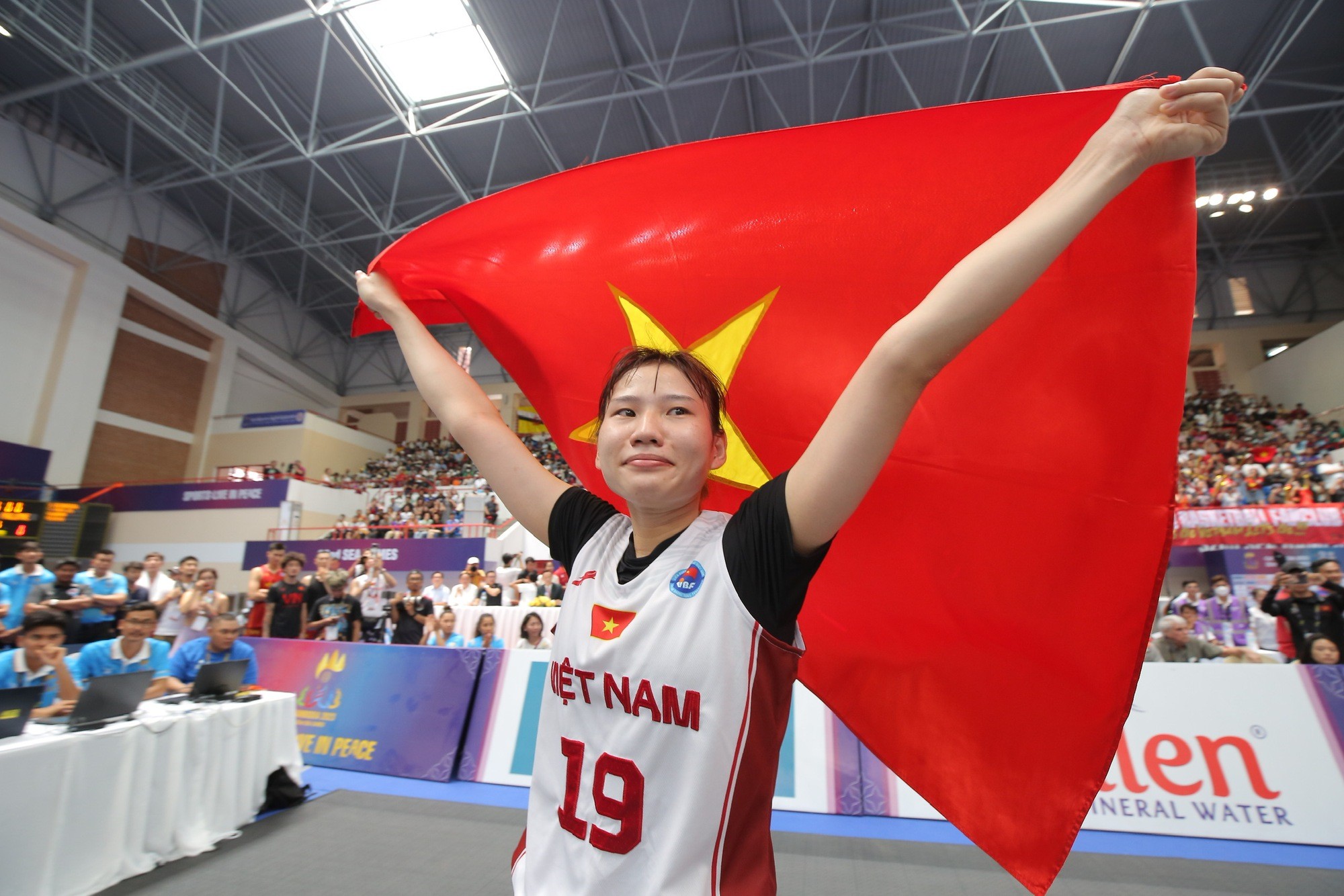 Màn ăn mừng đầy cảm xúc của 4 VĐV bóng rổ nữ 3x3 sau kỳ tích lịch sử tại SEA Games 32 7 Màn ăn mừng đầy cảm xúc của 4 VĐV bóng rổ nữ 3x3 sau kỳ tích lịch sử tại SEA Games 32 7