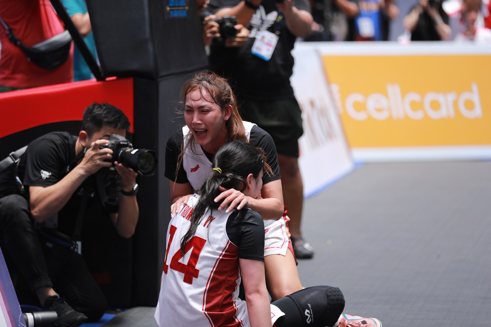 Màn ăn mừng đầy cảm xúc của 4 VĐV bóng rổ nữ 3x3 sau kỳ tích lịch sử tại SEA Games 32 9 Màn ăn mừng đầy cảm xúc của 4 VĐV bóng rổ nữ 3x3 sau kỳ tích lịch sử tại SEA Games 32 9