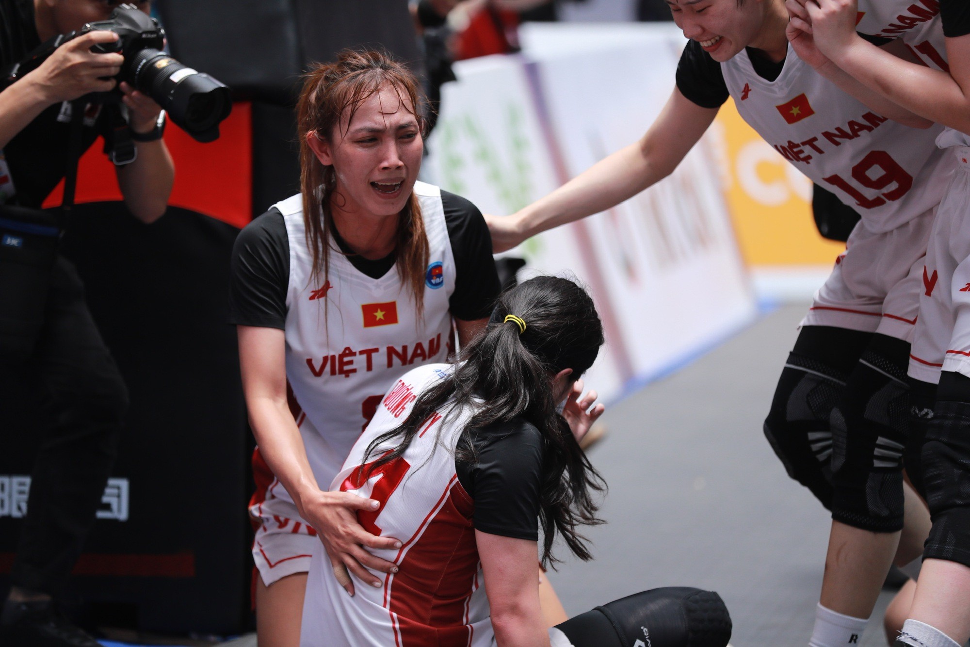Màn ăn mừng đầy cảm xúc của 4 VĐV bóng rổ nữ 3x3 sau kỳ tích lịch sử tại SEA Games 32 8 Màn ăn mừng đầy cảm xúc của 4 VĐV bóng rổ nữ 3x3 sau kỳ tích lịch sử tại SEA Games 32 8