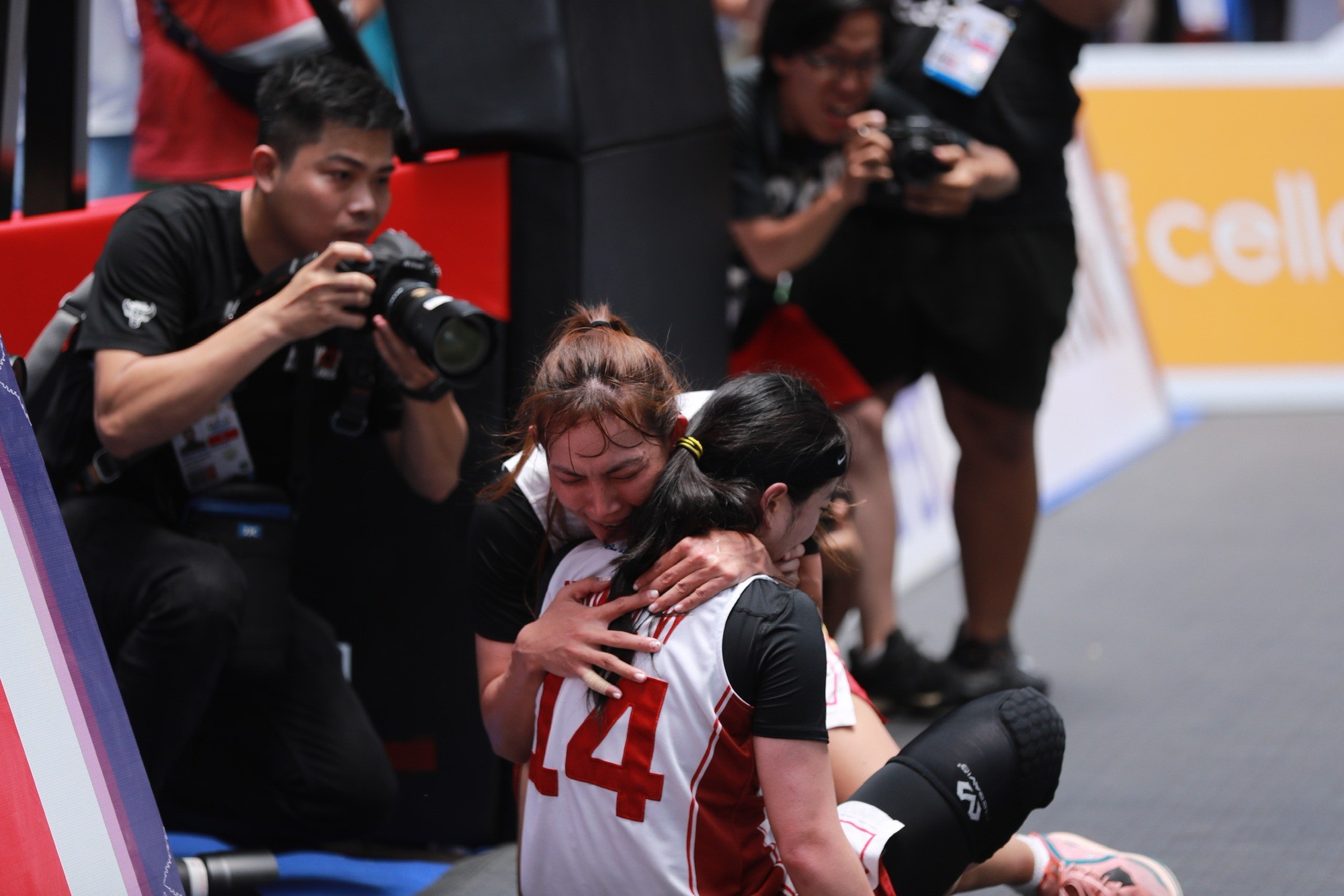 Màn ăn mừng đầy cảm xúc của 4 VĐV bóng rổ nữ 3x3 sau kỳ tích lịch sử tại SEA Games 32 10 Màn ăn mừng đầy cảm xúc của 4 VĐV bóng rổ nữ 3x3 sau kỳ tích lịch sử tại SEA Games 32 10