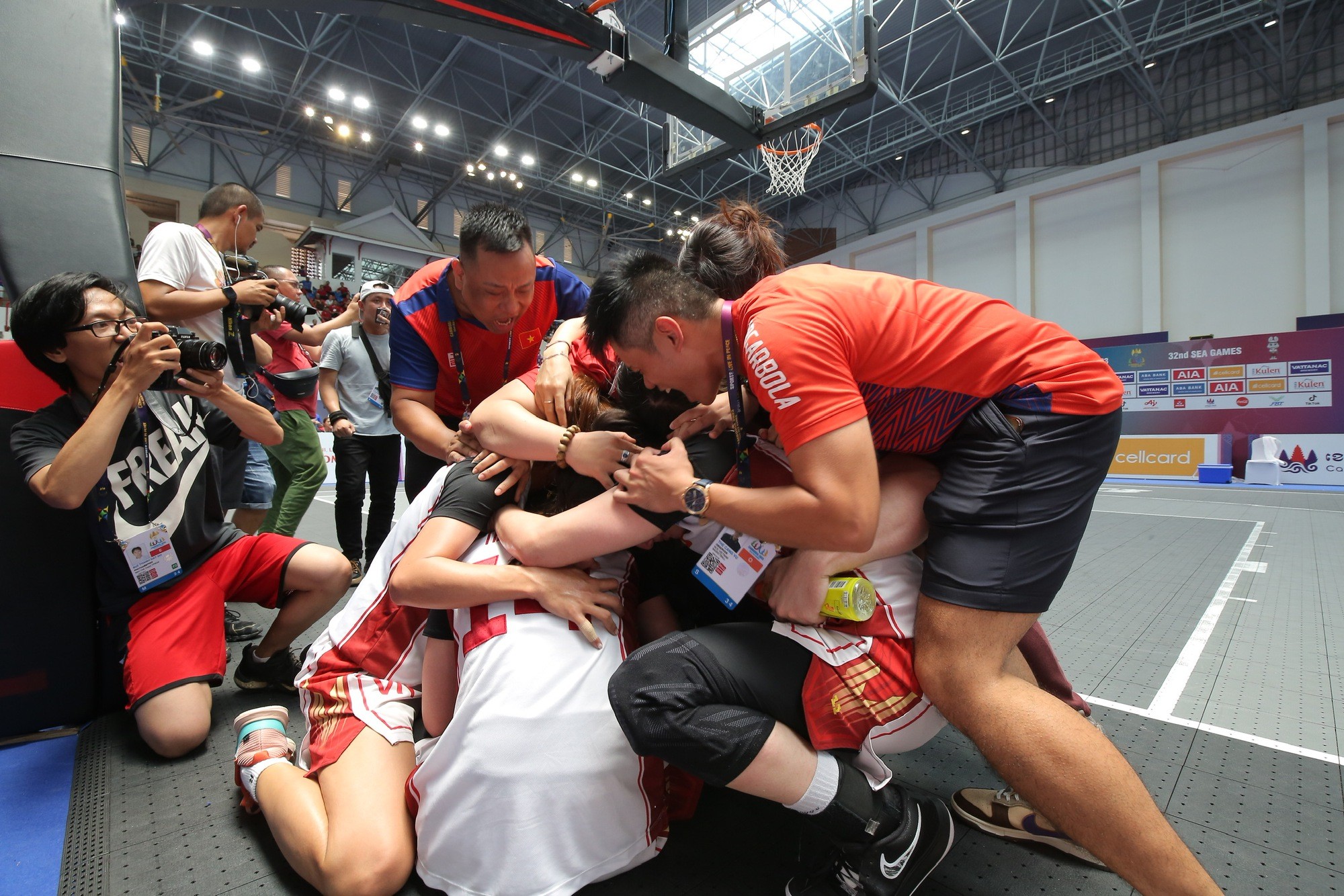 Màn ăn mừng đầy cảm xúc của 4 VĐV bóng rổ nữ 3x3 sau kỳ tích lịch sử tại SEA Games 32 4 Màn ăn mừng đầy cảm xúc của 4 VĐV bóng rổ nữ 3x3 sau kỳ tích lịch sử tại SEA Games 32 4