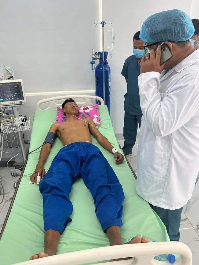 Võ sĩ Ammarin Phouthong được đưa vào bệnh viện Võ sĩ Ammarin Phouthong được đưa vào bệnh viện