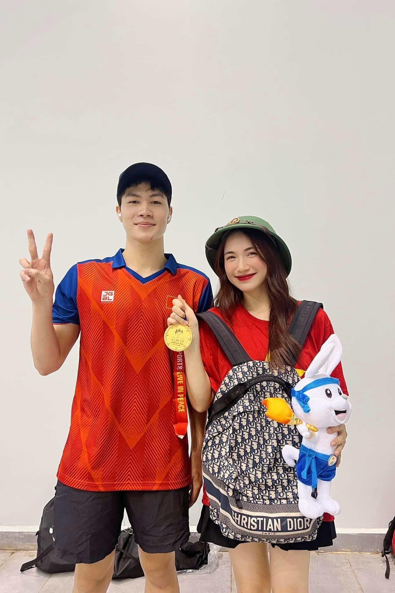 Sang Campuchia xem SEA Games, Hòa Minzy được 'hot boy' tặng quà 3 Sang Campuchia xem SEA Games, Hòa Minzy được 'hot boy' tặng quà 3