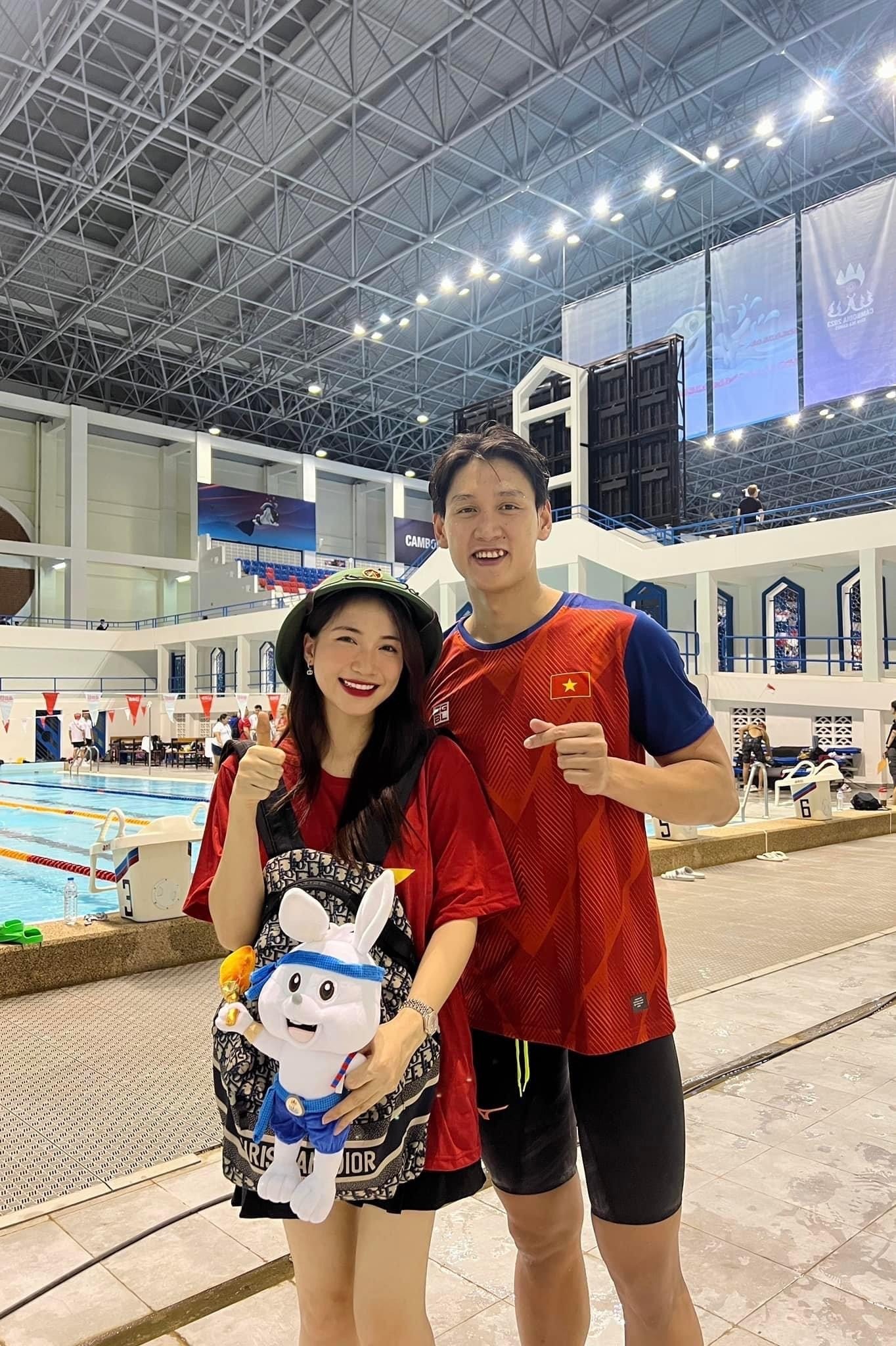 Sang Campuchia xem SEA Games, Hòa Minzy được 'hot boy' tặng quà 2 Sang Campuchia xem SEA Games, Hòa Minzy được 'hot boy' tặng quà 2