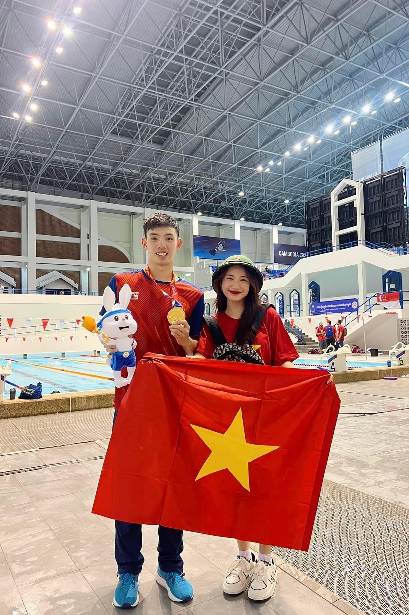 Sang Campuchia xem SEA Games, Hòa Minzy được 'hot boy' tặng quà 4 Sang Campuchia xem SEA Games, Hòa Minzy được 'hot boy' tặng quà 4