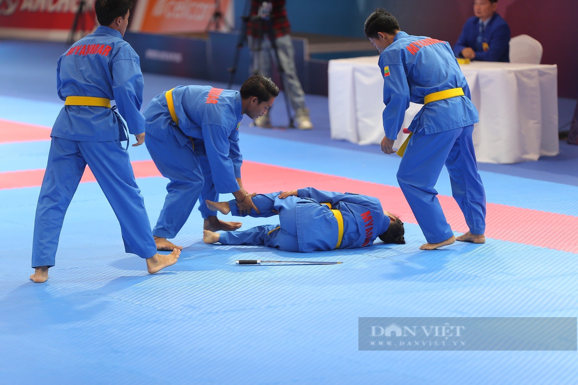 SEA Games 32: Dính chấn thương nặng, nữ võ sĩ Vovinam phải nhập viện cấp cứu 1 SEA Games 32: Dính chấn thương nặng, nữ võ sĩ Vovinam phải nhập viện cấp cứu 1