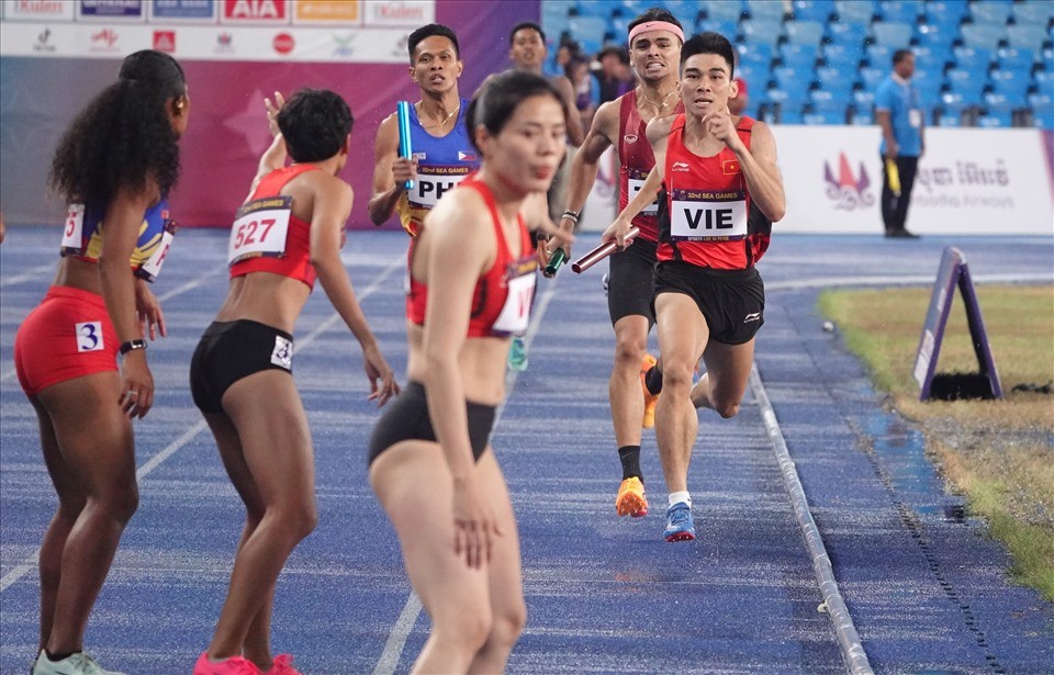  các VĐV nữ chạy trước một chút để đón gậy sau so với các đội tuyển khác