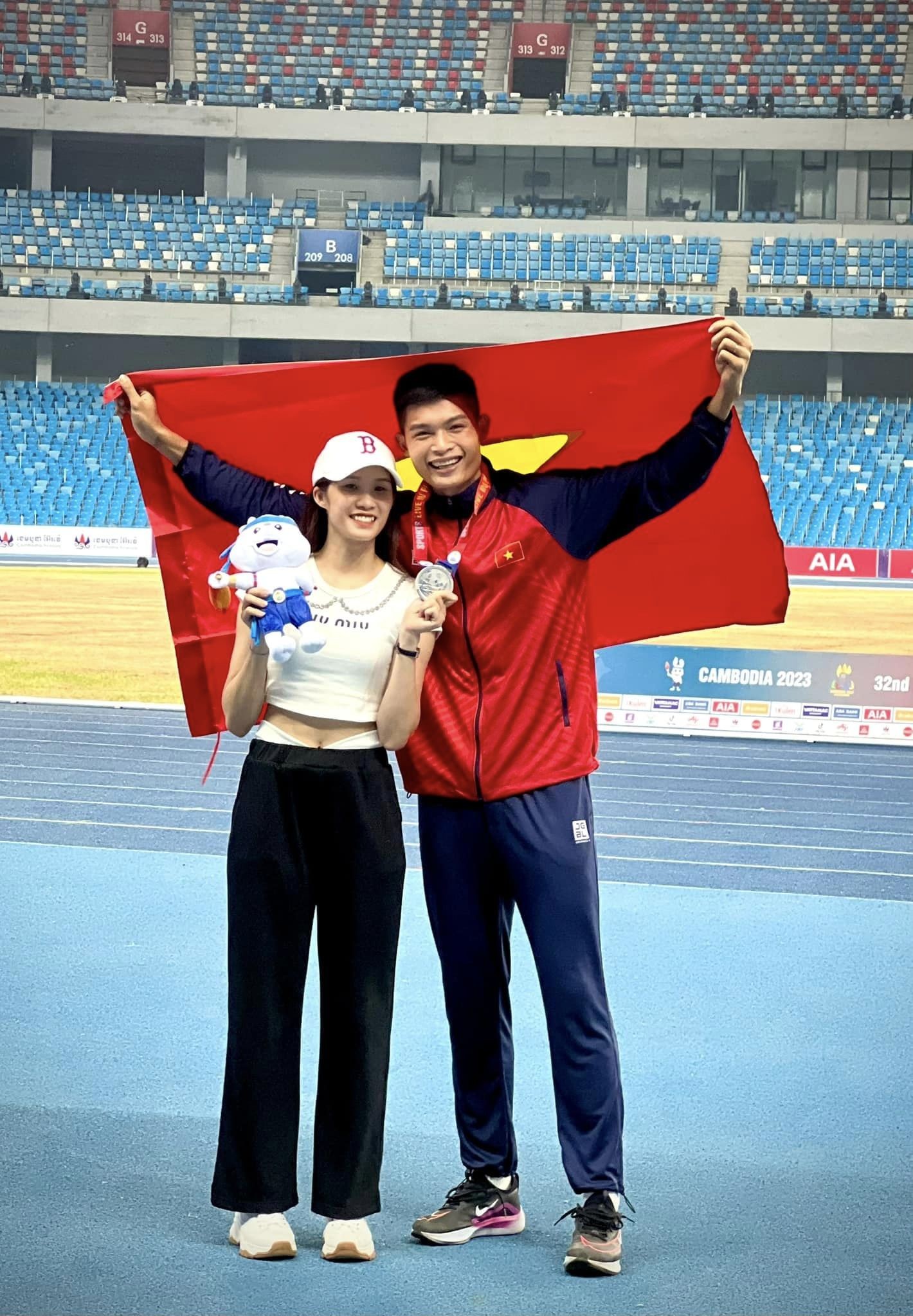 Tuột HCV SEA Games, VĐV điền kinh Việt Nam được bà xã xinh đẹp an ủi ngay trên sân - Ảnh 2