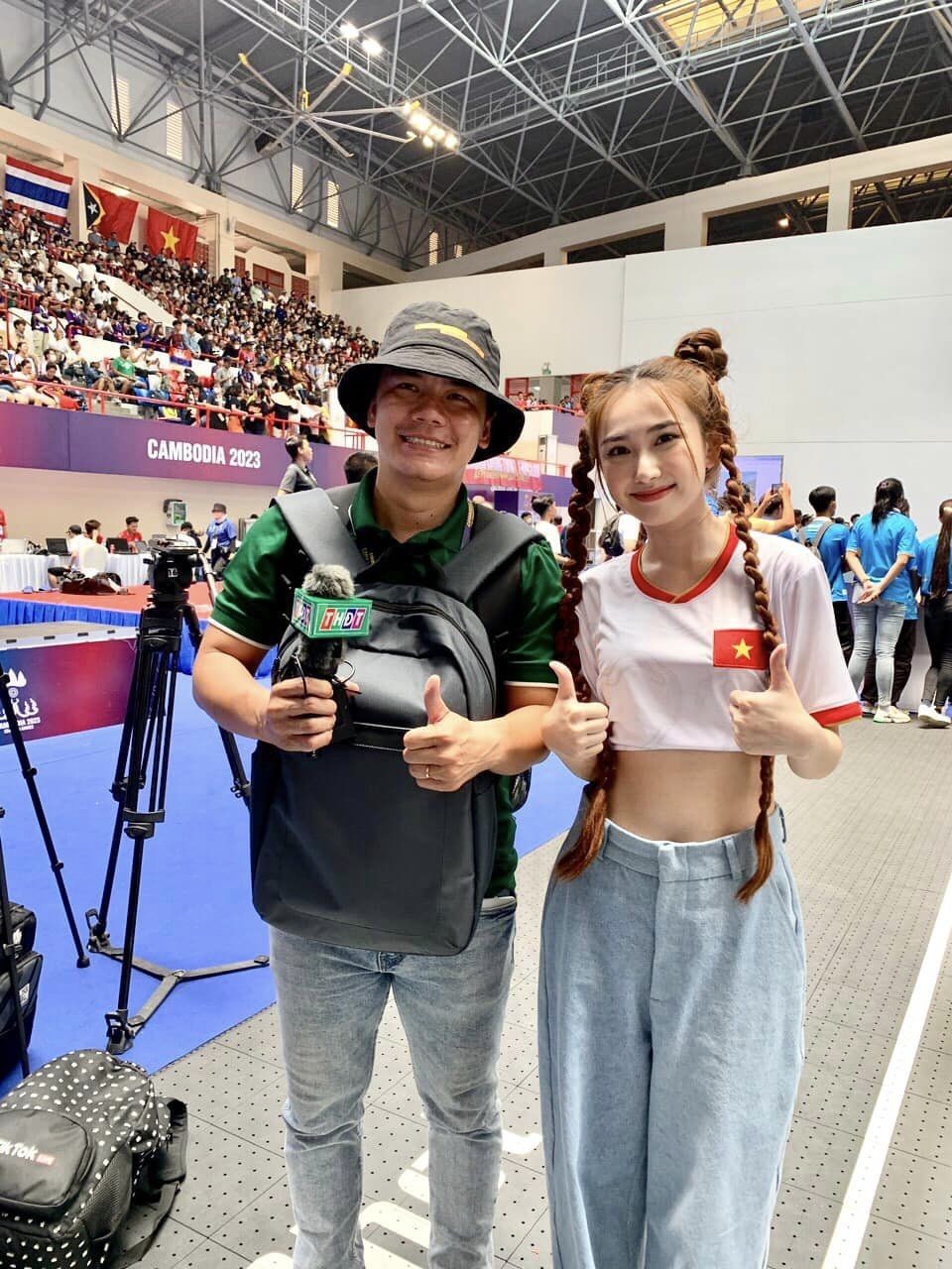 Hot girl Thanh Mèo chụp hình cùng fan hâm mộ