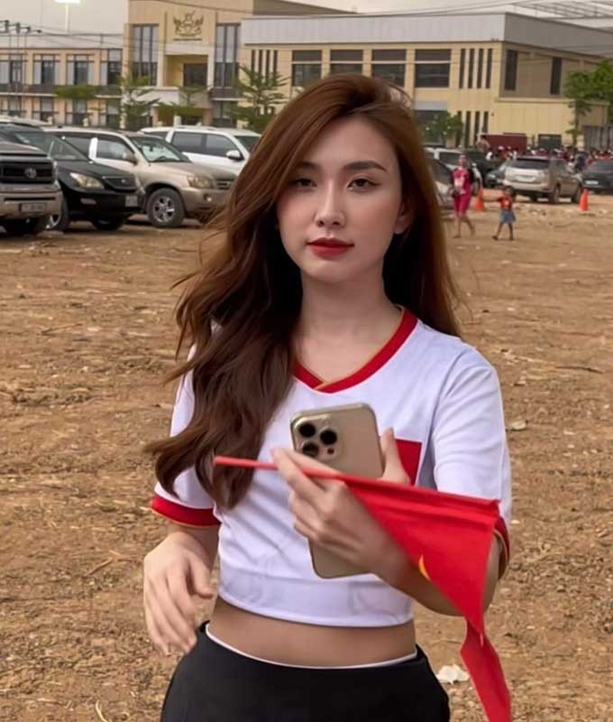 Hot girl này tiếp tục đến sân Prince để sát cánh cùng U22 Việt Nam thi đấu với U22 Malaysia