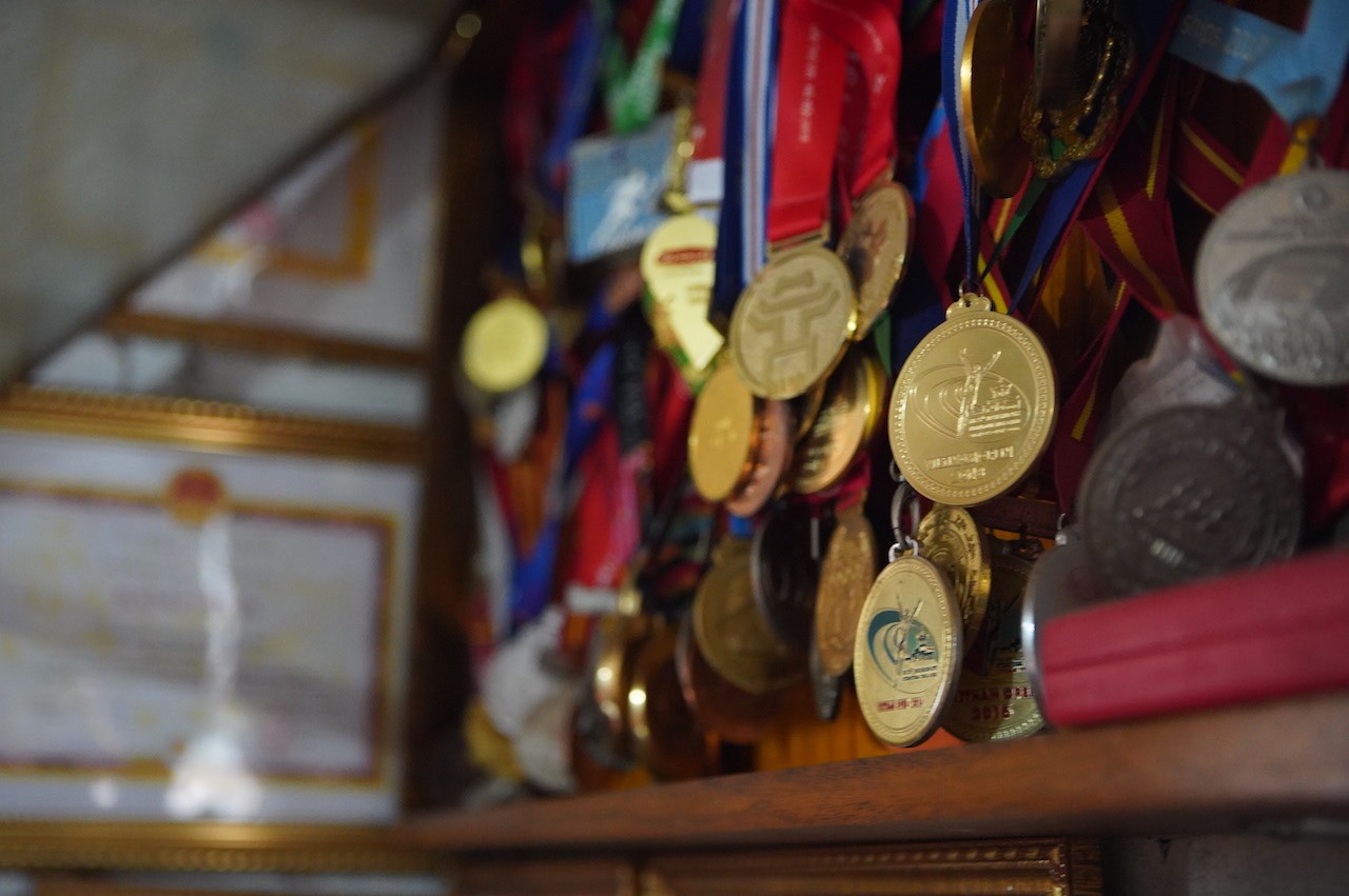 Bên trong căn nhà đơn sơ, 'ngập' huy chương của 'Cô gái Vàng' làng điền kinh Việt Nam - Ảnh 1