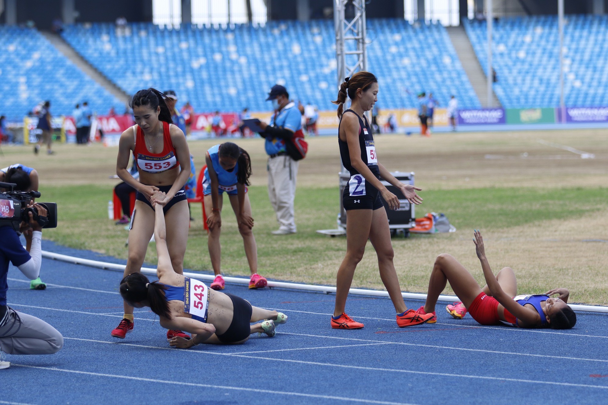 SEA Games 32: Xót xa hình ảnh chân chạy gen Z của điền kinh Việt Nam ngã khụy sau màn nước rút thần tốc 4 SEA Games 32: Xót xa hình ảnh chân chạy gen Z của điền kinh Việt Nam ngã khụy sau màn nước rút thần tốc 4