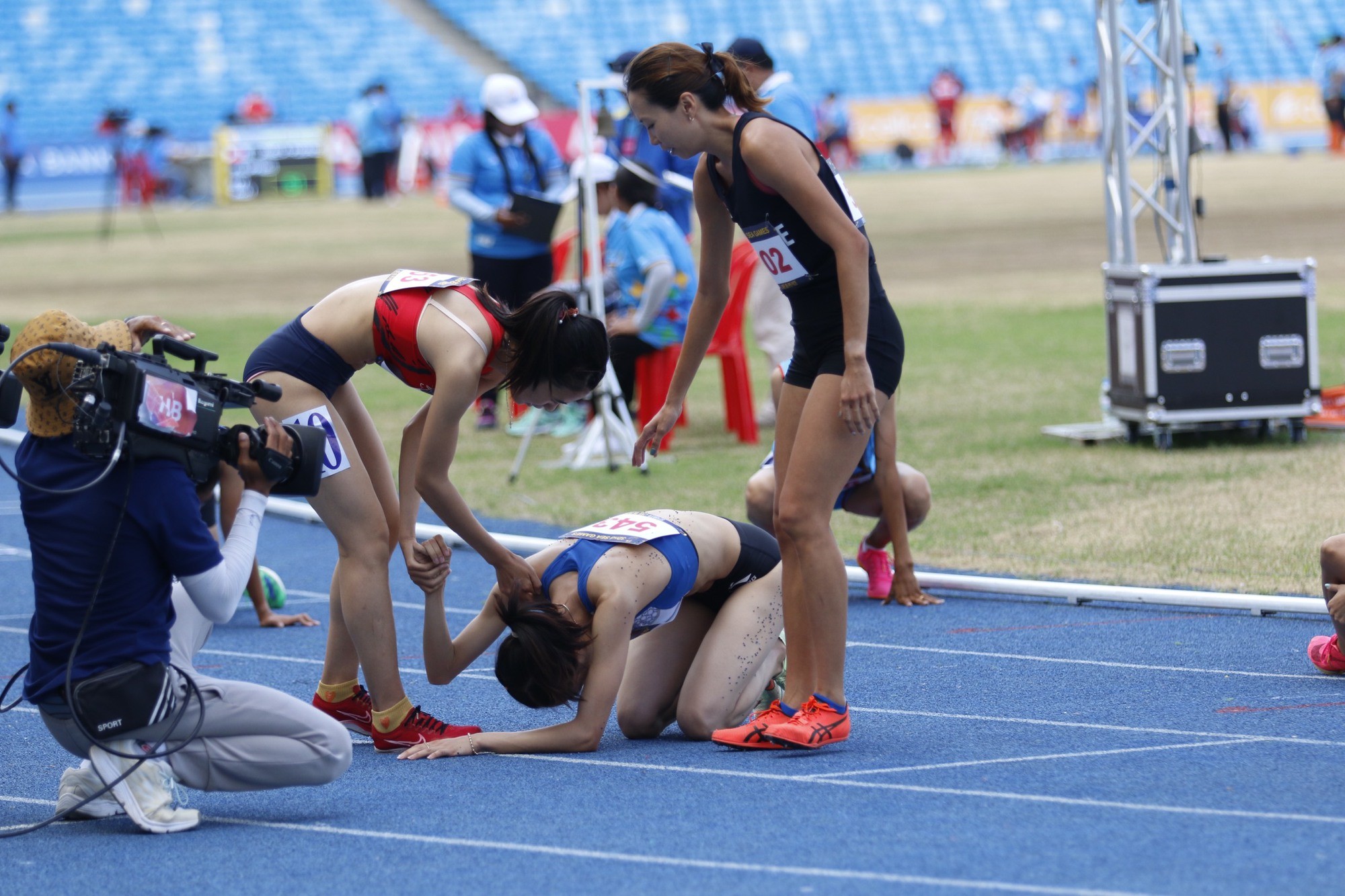 SEA Games 32: Xót xa hình ảnh chân chạy gen Z của điền kinh Việt Nam ngã khụy sau màn nước rút thần tốc 5 SEA Games 32: Xót xa hình ảnh chân chạy gen Z của điền kinh Việt Nam ngã khụy sau màn nước rút thần tốc 5