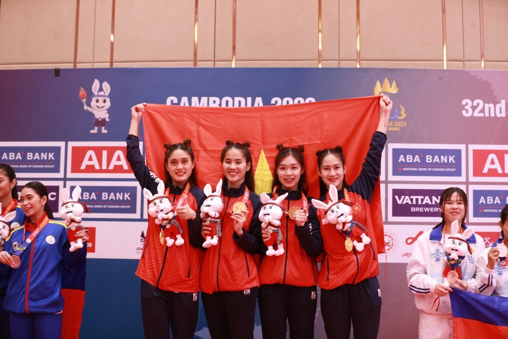 SEA Games 32: Xót xa hình ảnh nữ kiếm thủ Việt Nam trật khớp gối, cắn răng chịu đau mang về HCV 4 SEA Games 32: Xót xa hình ảnh nữ kiếm thủ Việt Nam trật khớp gối, cắn răng chịu đau mang về HCV 4