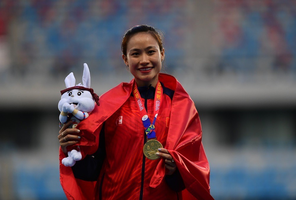 Video: Hot girl điền kinh Việt Nam bật khóc nức nở sau tấm HCV SEA Games - Ảnh 3