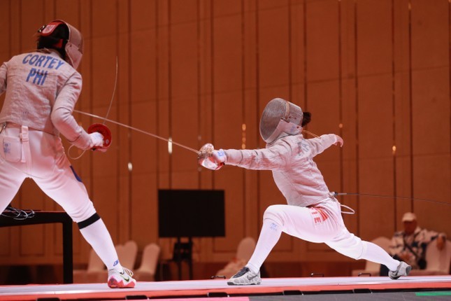 SEA Games 32: Xót xa hình ảnh nữ kiếm thủ Việt Nam trật khớp gối, cắn răng chịu đau mang về HCV - Ảnh 1 SEA Games 32: Xót xa hình ảnh nữ kiếm thủ Việt Nam trật khớp gối, cắn răng chịu đau mang về HCV - Ảnh 1