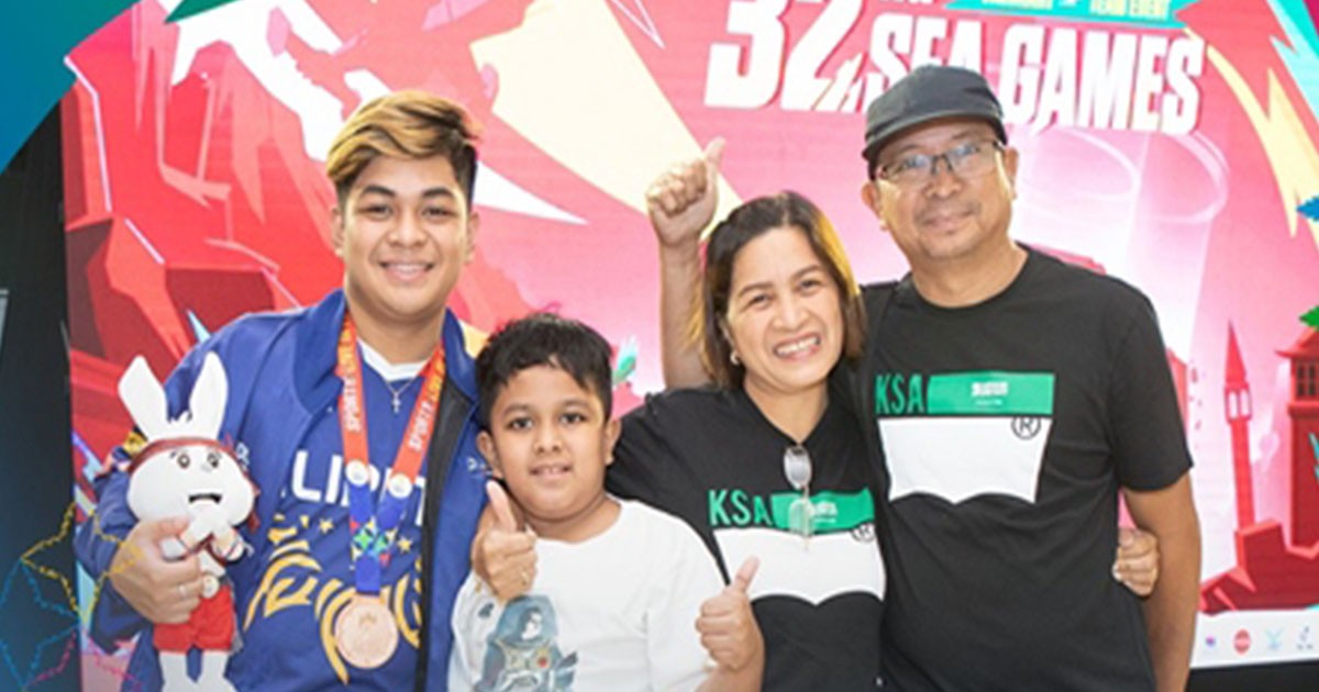 VĐV Brheyanne Christ hạnh phúc bên gia đình cùng tấm HCĐ SEA Games 32