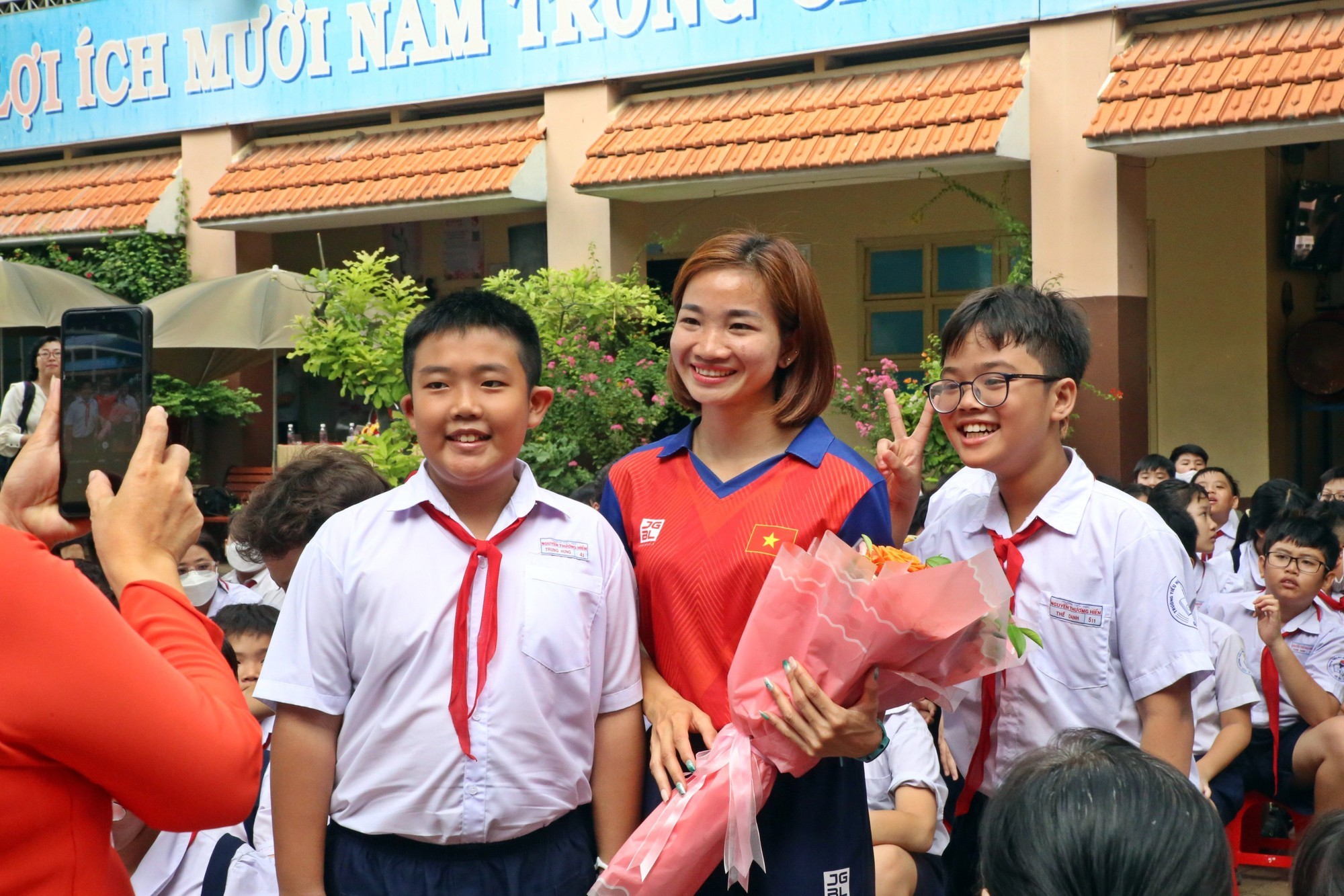 Nguyện Thị Oanh chụp ảnh cùng các em nhỏ