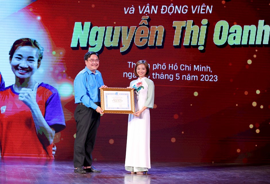 Hậu SEA Games 32: Một giáo viên tiểu học trích lương tặng 'cô gái Vàng' Nguyễn Thị Oanh - Ảnh 2