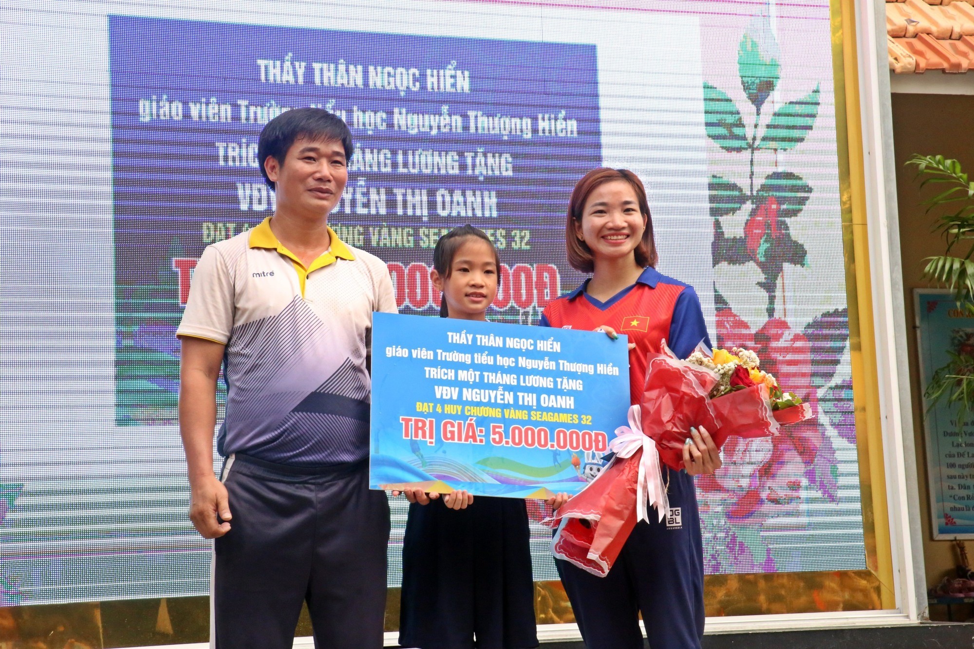 Hậu SEA Games 32: Một giáo viên tiểu học trích lương tặng 'cô gái Vàng' Nguyễn Thị Oanh - Ảnh 1