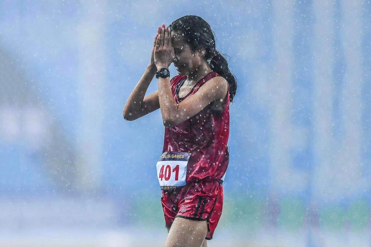 Nữ VĐV Campuchia vừa chạy vừa khóc dưới mưa dùng tiền thưởng SEA Games 32 để trả nợ 1 Nữ VĐV Campuchia vừa chạy vừa khóc dưới mưa dùng tiền thưởng SEA Games 32 để trả nợ 1