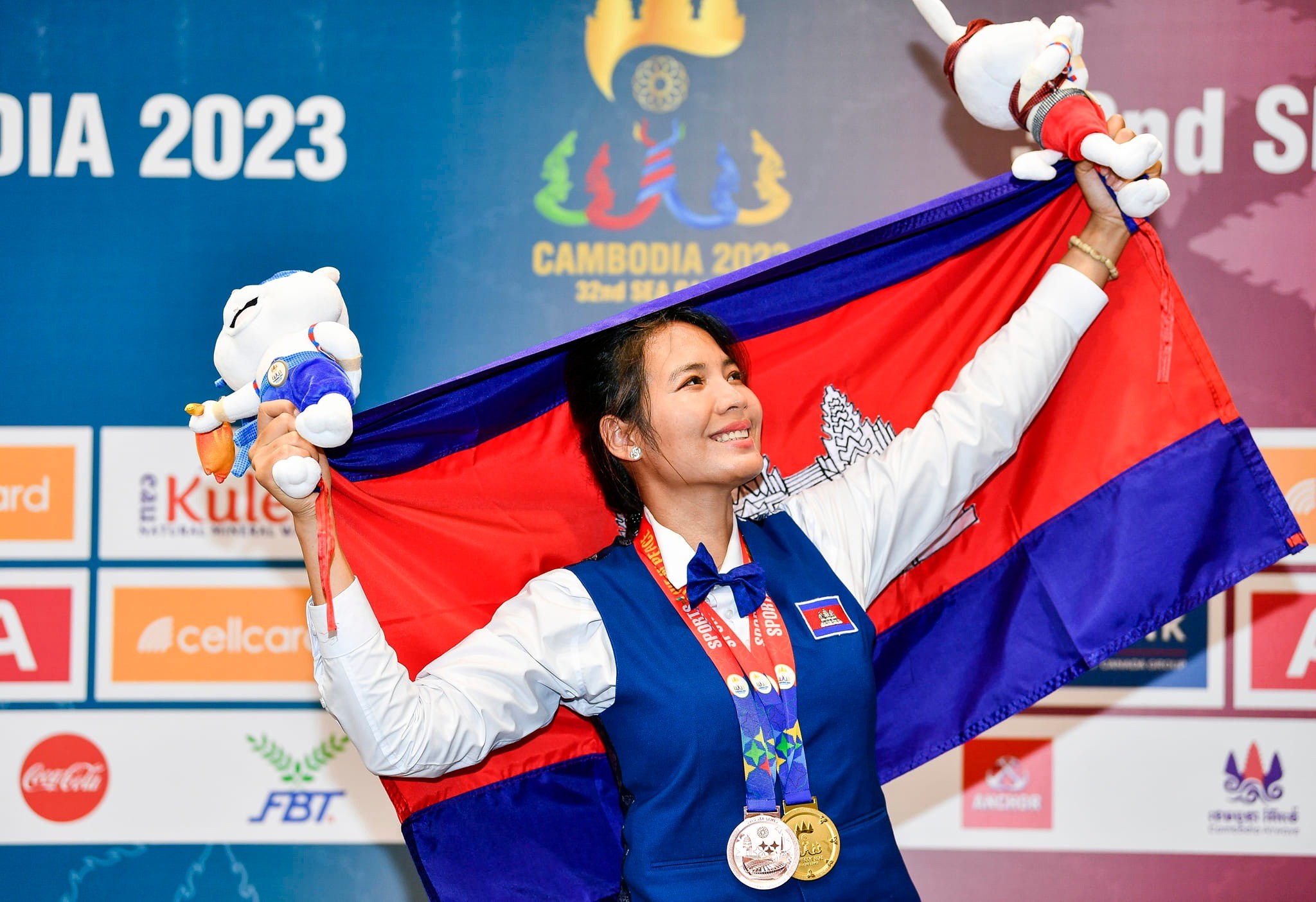 Xúc động hình ảnh 'nữ hoàng billiards' Campuchia dành toàn bộ tiền thưởng SEA Games 32 để làm từ thiện 1 Xúc động hình ảnh 'nữ hoàng billiards' Campuchia dành toàn bộ tiền thưởng SEA Games 32 để làm từ thiện 1