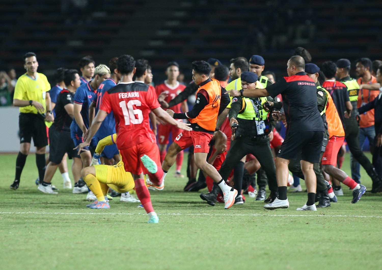 Những hình ảnh phi thể thao diễn ra ở trận chung kết SEA Games 32 khiến trọng tài 'làm việc mỏi tay' - Ảnh 3 Những hình ảnh phi thể thao diễn ra ở trận chung kết SEA Games 32 khiến trọng tài 'làm việc mỏi tay' - Ảnh 3