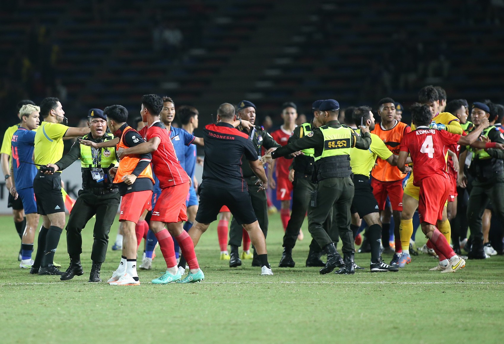 Những hình ảnh phi thể thao diễn ra ở trận chung kết SEA Games 32 khiến trọng tài 'làm việc mỏi tay' - Ảnh 1 Những hình ảnh phi thể thao diễn ra ở trận chung kết SEA Games 32 khiến trọng tài 'làm việc mỏi tay' - Ảnh 1