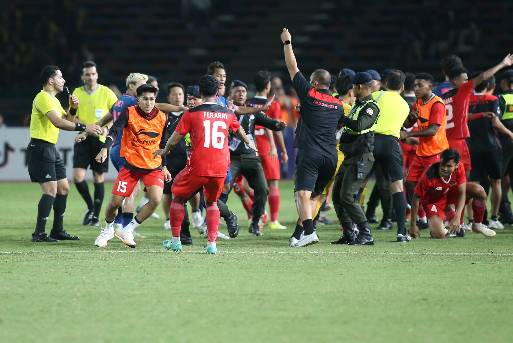 Những hình ảnh phi thể thao diễn ra ở trận chung kết SEA Games 32 khiến trọng tài 'làm việc mỏi tay' - Ảnh 2 Những hình ảnh phi thể thao diễn ra ở trận chung kết SEA Games 32 khiến trọng tài 'làm việc mỏi tay' - Ảnh 2