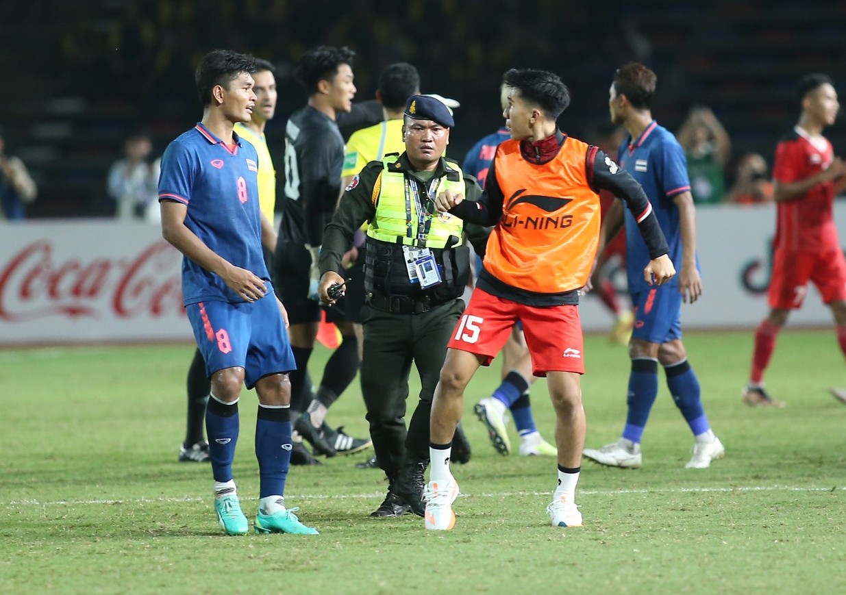 Những hình ảnh phi thể thao diễn ra ở trận chung kết SEA Games 32 khiến trọng tài 'làm việc mỏi tay' - Ảnh 4 Những hình ảnh phi thể thao diễn ra ở trận chung kết SEA Games 32 khiến trọng tài 'làm việc mỏi tay' - Ảnh 4