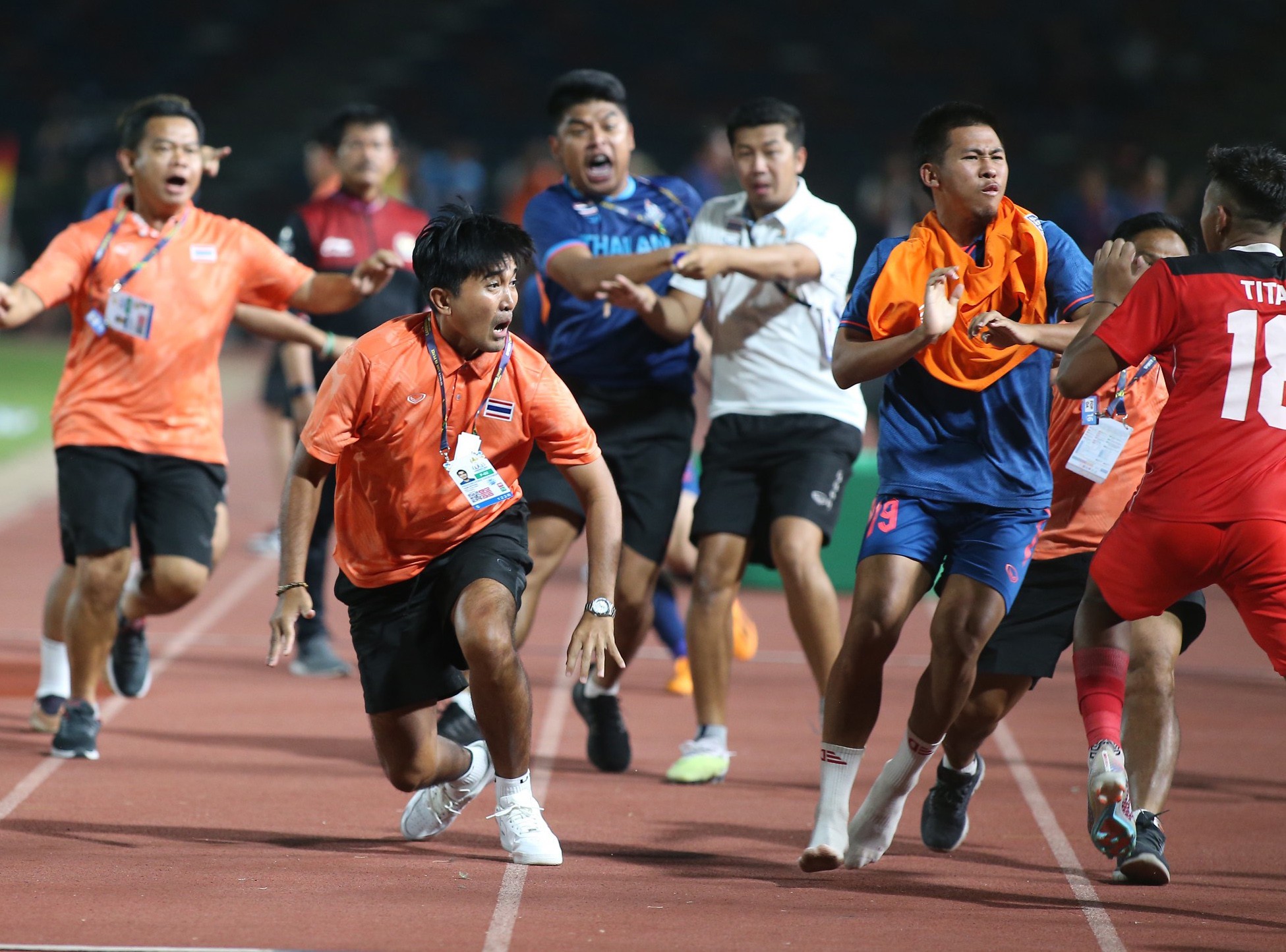 Những hình ảnh phi thể thao diễn ra ở trận chung kết SEA Games 32 khiến trọng tài 'làm việc mỏi tay' - Ảnh 6 Những hình ảnh phi thể thao diễn ra ở trận chung kết SEA Games 32 khiến trọng tài 'làm việc mỏi tay' - Ảnh 6