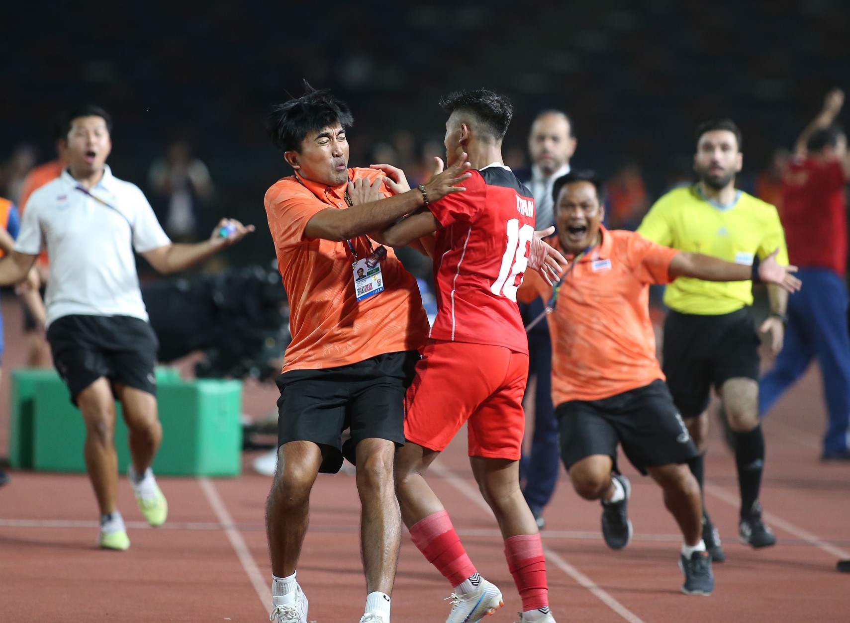 Những hình ảnh phi thể thao diễn ra ở trận chung kết SEA Games 32 khiến trọng tài 'làm việc mỏi tay' - Ảnh 5 Những hình ảnh phi thể thao diễn ra ở trận chung kết SEA Games 32 khiến trọng tài 'làm việc mỏi tay' - Ảnh 5