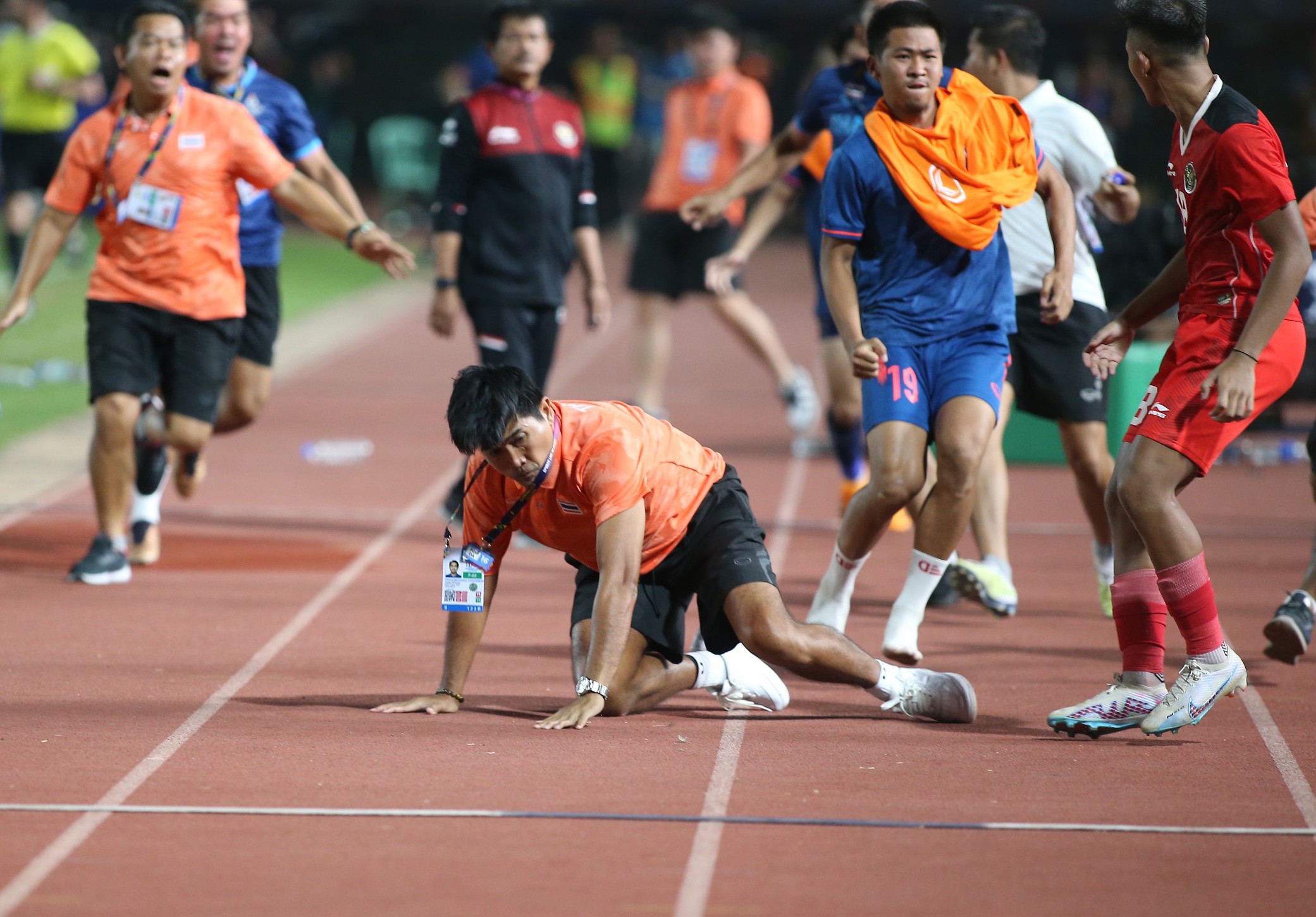 Những hình ảnh phi thể thao diễn ra ở trận chung kết SEA Games 32 khiến trọng tài 'làm việc mỏi tay' - Ảnh 8 Những hình ảnh phi thể thao diễn ra ở trận chung kết SEA Games 32 khiến trọng tài 'làm việc mỏi tay' - Ảnh 8