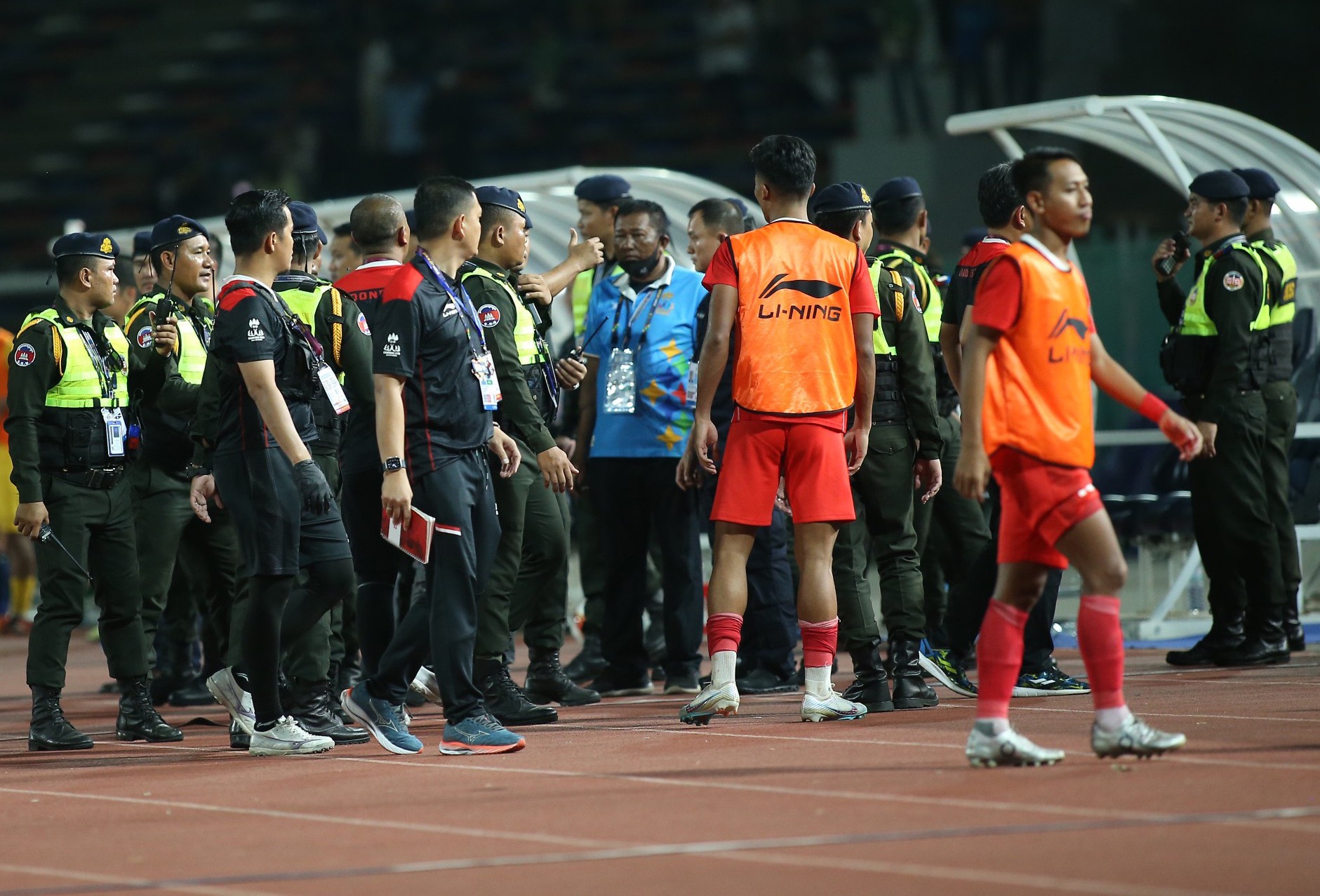 Những hình ảnh phi thể thao diễn ra ở trận chung kết SEA Games 32 khiến trọng tài 'làm việc mỏi tay' - Ảnh 7 Những hình ảnh phi thể thao diễn ra ở trận chung kết SEA Games 32 khiến trọng tài 'làm việc mỏi tay' - Ảnh 7