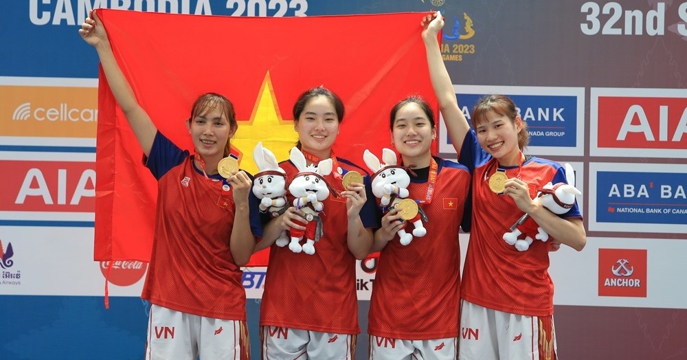 Đội tuyển bóng rổ nữ 3x3 Việt Nam đã làm nên lịch sử với chiến thắng 21-16 trước Philippines - cường quốc bóng rổ số 1 Đông Nam Á  ở chung kết SEA Games 32. Đáng nói hơn, đây cũng là tấm HCV đầu tiên của bóng rổ 3x3 Việt Nam ở đấu trường SEA Games.