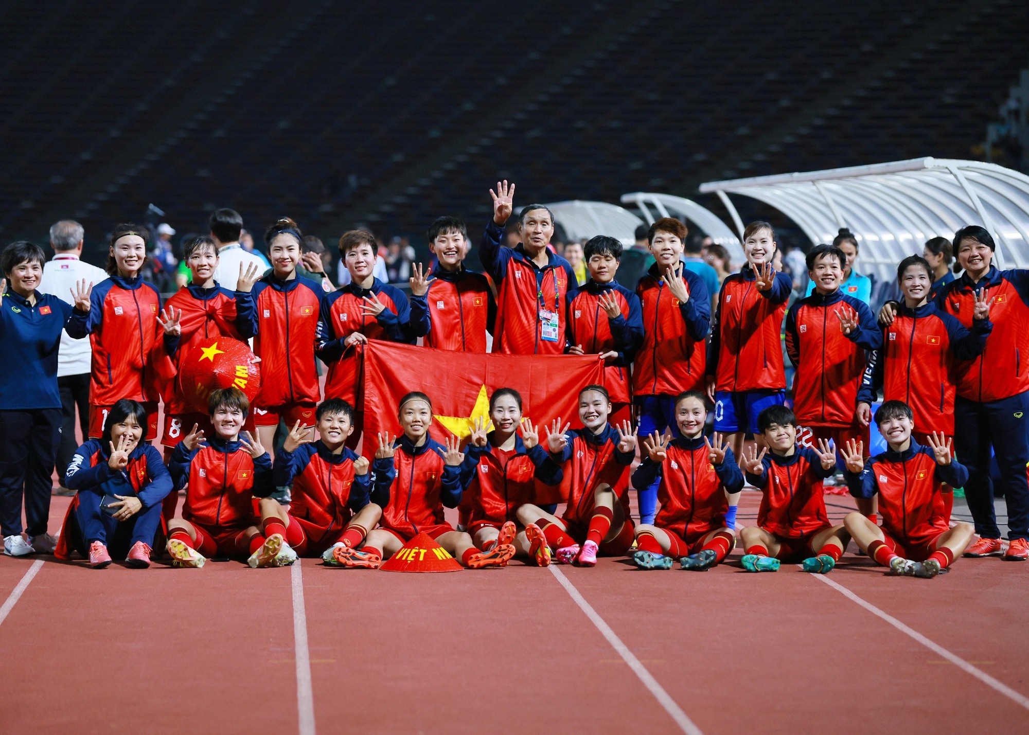 HLV Mai Đức Chung giành tấm HCV SEA Games thứ 4 liên tiếp cùng ĐT nữ Việt Nam