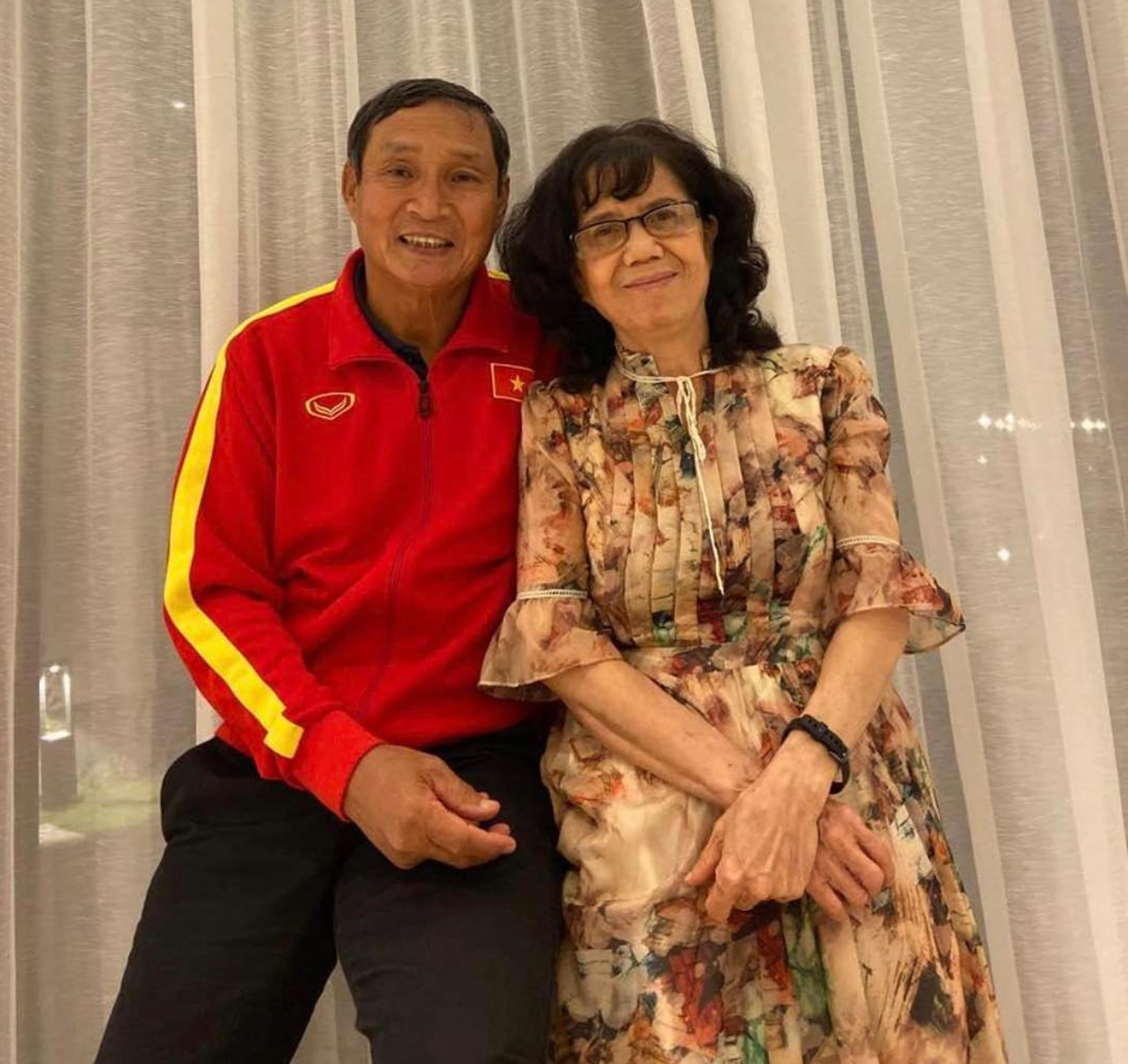 Đằng sau thành công nổi bật của HLV trưởng ĐT nữ Việt Nam là tình yêu thương, sự ủng hộ từ người bạn đời- bà Phạm Ngọc Uyển