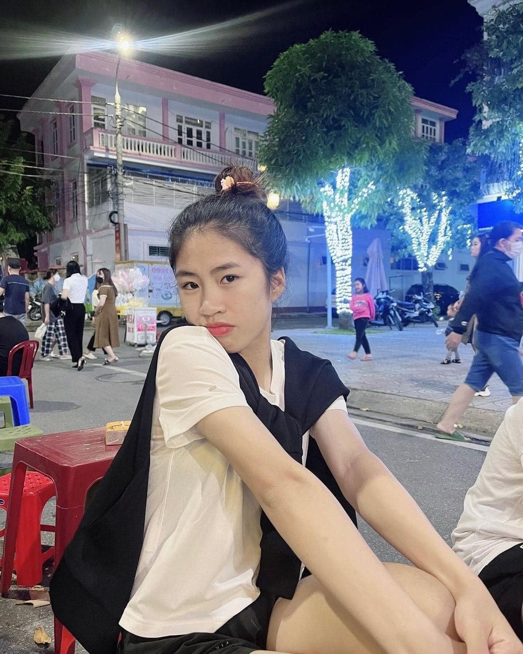 Trên trang cá nhân, nữ tiền đạo thường xuyên đăng tải những khoảnh khắc dễ thương đời thường