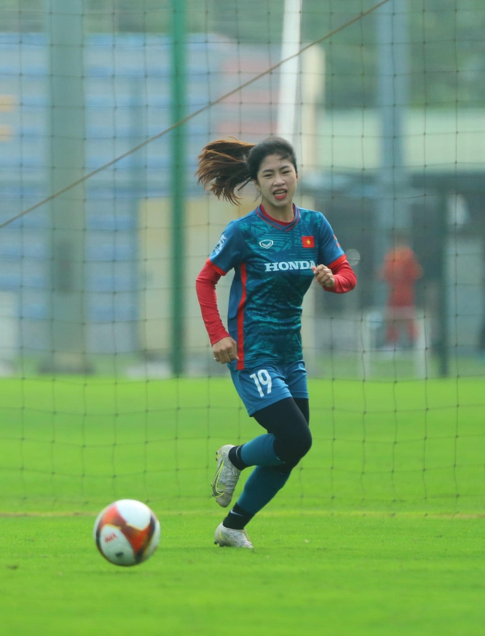 Thanh Nhã sở hữu kỹ thuật khéo léo, tốc độ và được ví như “cơn lốc đường biên” của tuyển nữ Việt Nam