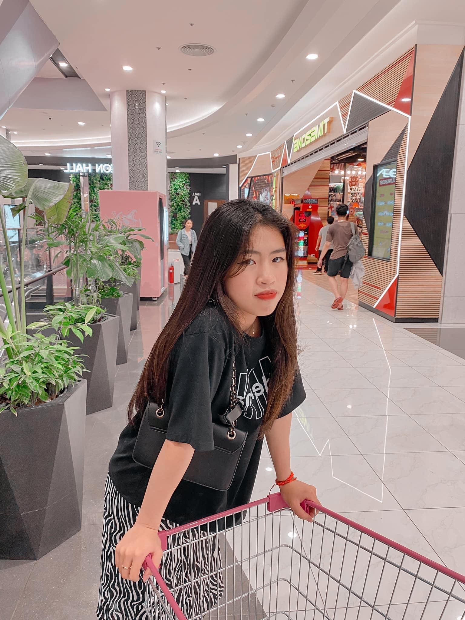 Chiêm ngưỡng nhan sắc xinh đẹp, gu thời trang sành điệu ngoài đời của 'cơn lốc đường biên' Thanh Nhã - Ảnh 2