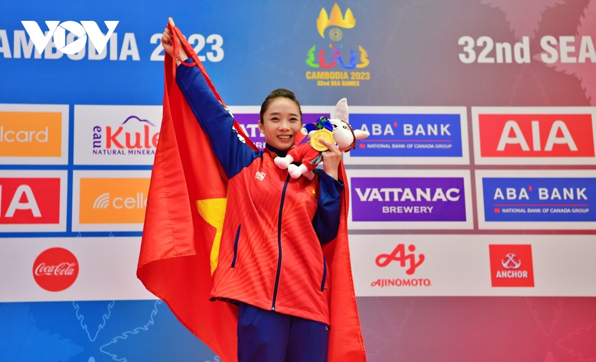 Vào dịp sinh nhật lần thứ 30, Dương Thúy Vi đã đem về tấm HCV SEA Games 32 nội dung thương thuật và kiếm thuật nữ, đây cũng lần thứ 7 'hoa khôi wushu' giành vàng ở đại hội thể thao lớn nhất khu vực. Ảnh: VOV