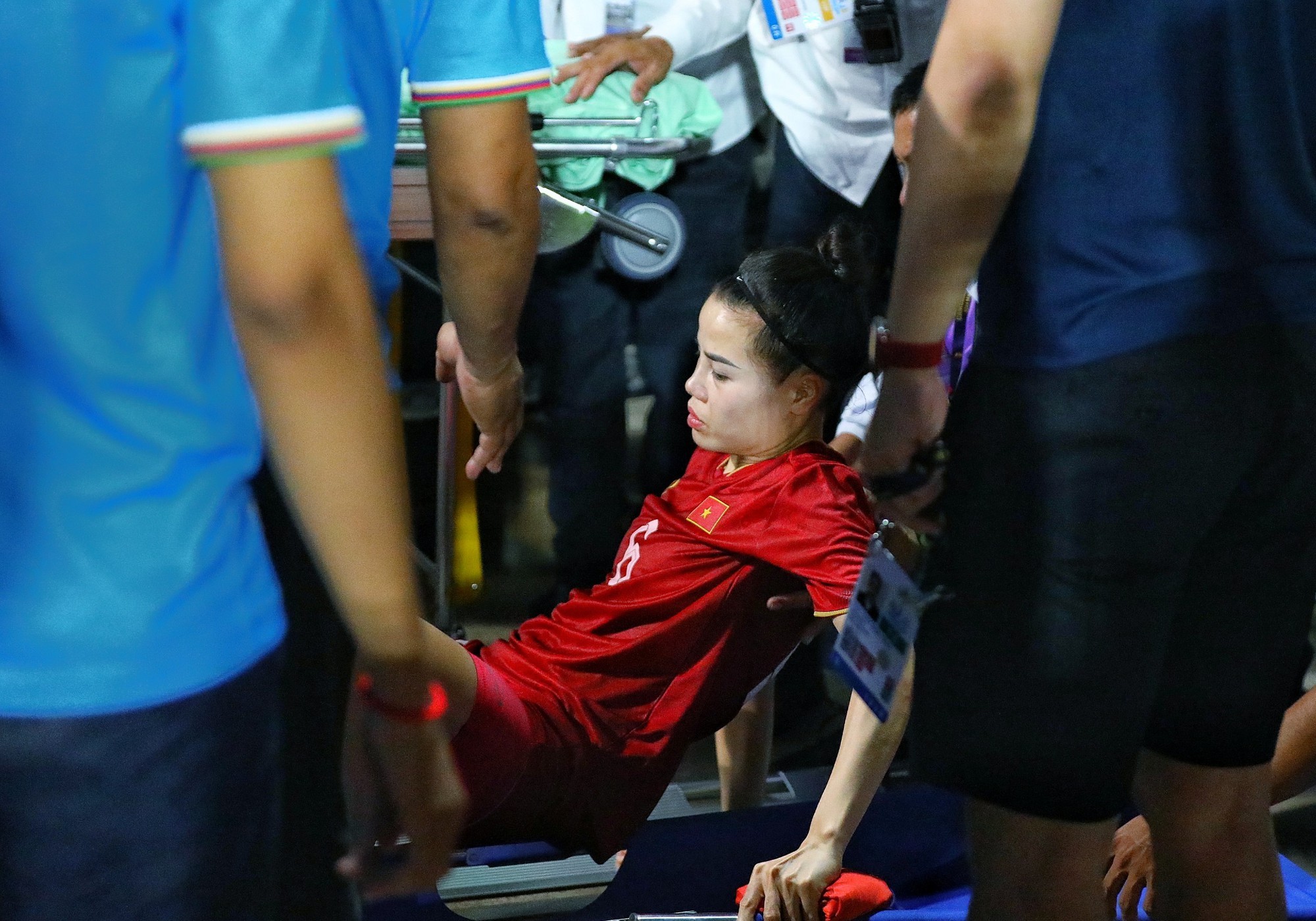 SEA Games 32: Xót xa hình ảnh tuyển thủ nữ Việt Nam dính chấn thương, phải nhờ đồng đội dìu lên bục nhận HCV 1 SEA Games 32: Xót xa hình ảnh tuyển thủ nữ Việt Nam dính chấn thương, phải nhờ đồng đội dìu lên bục nhận HCV 1