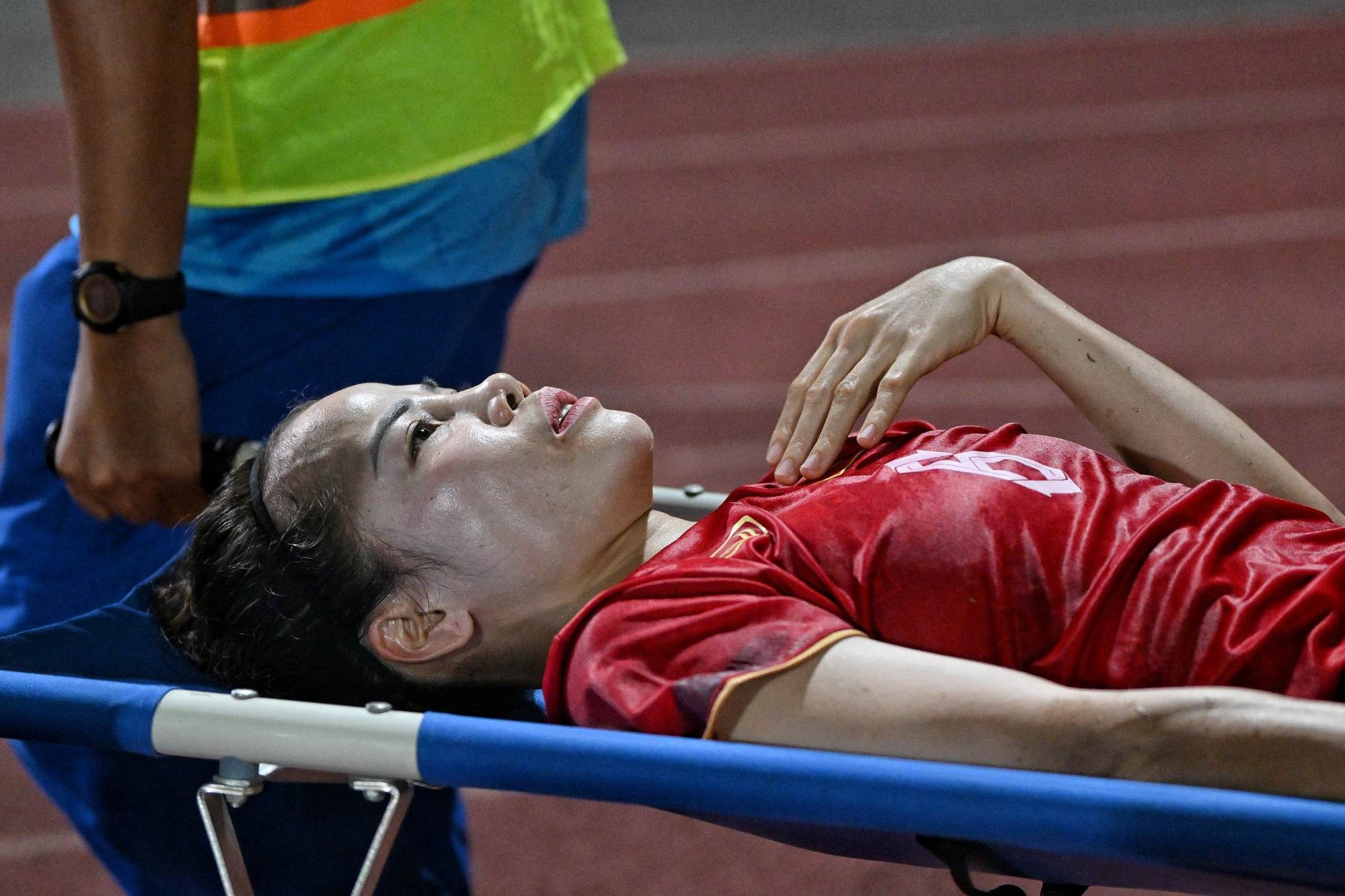 SEA Games 32: Xót xa hình ảnh tuyển thủ nữ Việt Nam dính chấn thương, phải nhờ đồng đội dìu lên bục nhận HCV 2 SEA Games 32: Xót xa hình ảnh tuyển thủ nữ Việt Nam dính chấn thương, phải nhờ đồng đội dìu lên bục nhận HCV 2