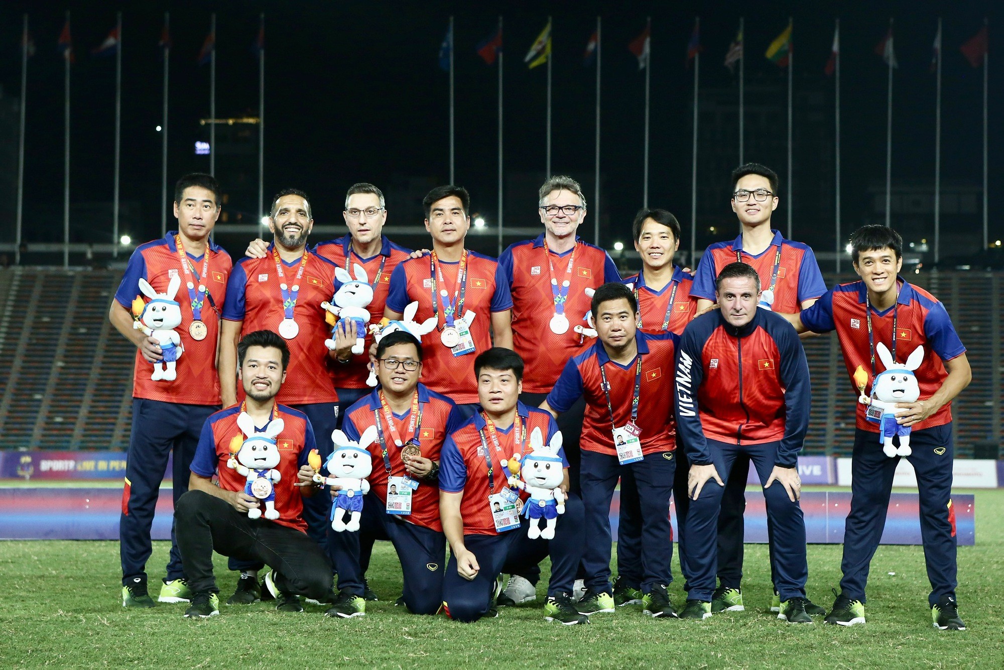 HLV Troussier cùng trợ lý người nước ngoài không nằm trong danh sách thưởng theo quy định. Ảnh: Internet