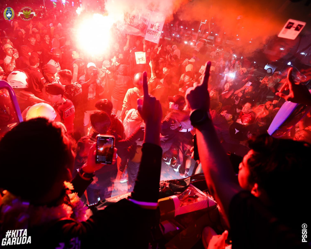 Video: Biển người Indonesia đổ xuống phố ăn mừng chức vô địch SEA Games 32 - Ảnh 2