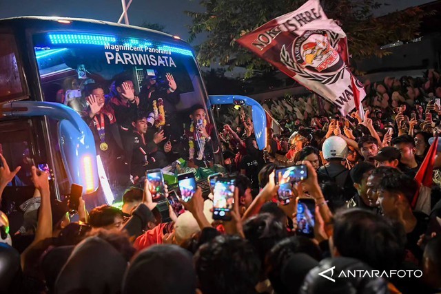 Video: Biển người Indonesia đổ xuống phố ăn mừng chức vô địch SEA Games 32 - Ảnh 3