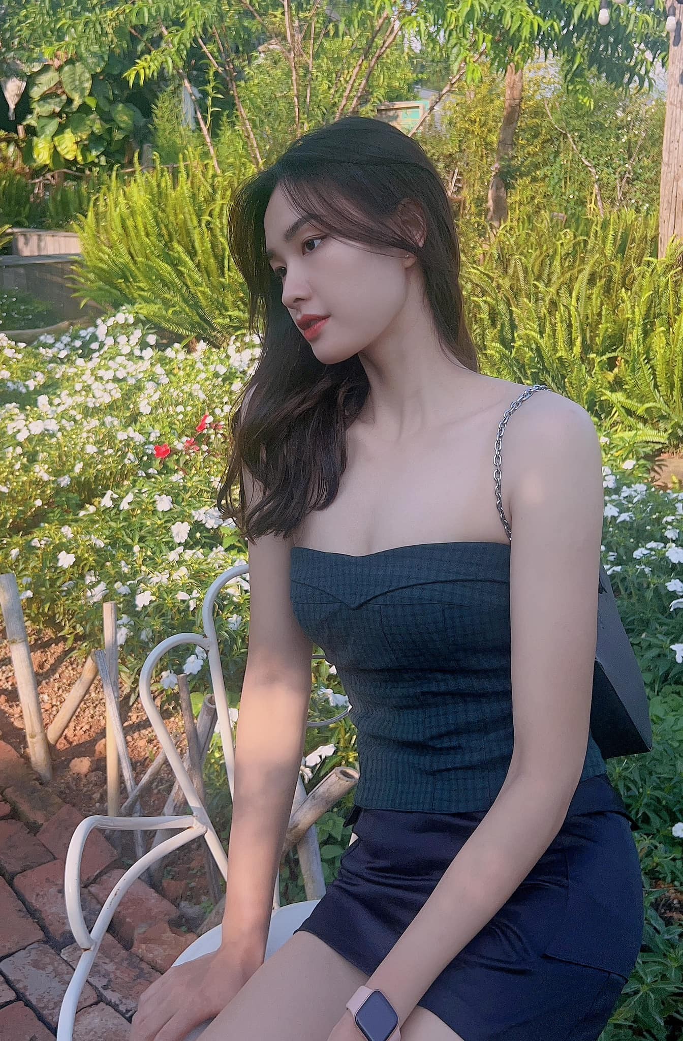 Phụ công xinh đẹp của VTV Bình Điền Long An từng đốn tim người hâm mộ khi có màn khoe nhan sắc rạng ngời cùng đôi vai trần gợi cảm, trắng trẻo trên trang cá nhân.